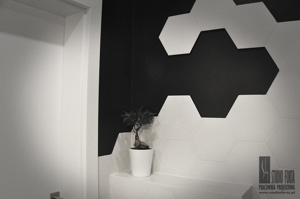Projekt małej łazienki w czerni i bieli - dekoracje II